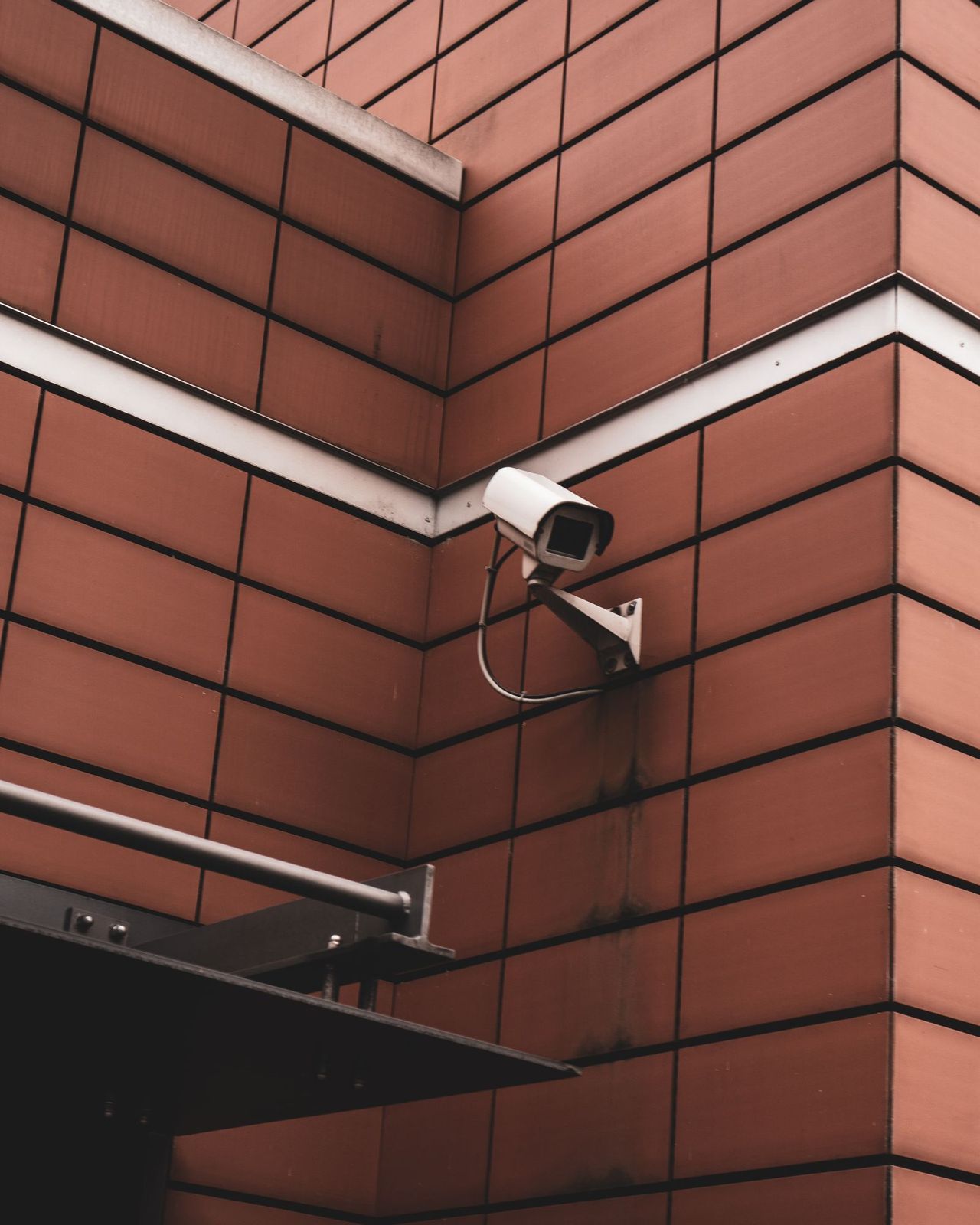 Clavier de contrôle d'accès fixé sur un mur
